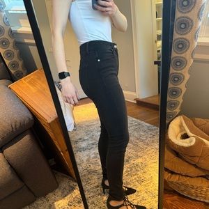 AYR the Chiller in Black